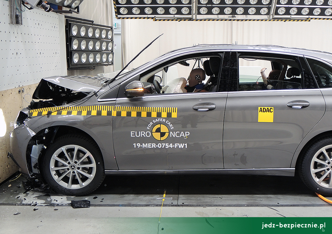 Testy zderzeniowe Euro NCAP - Mercedes Klasa B - uderzenie w przeszkodę stałą
