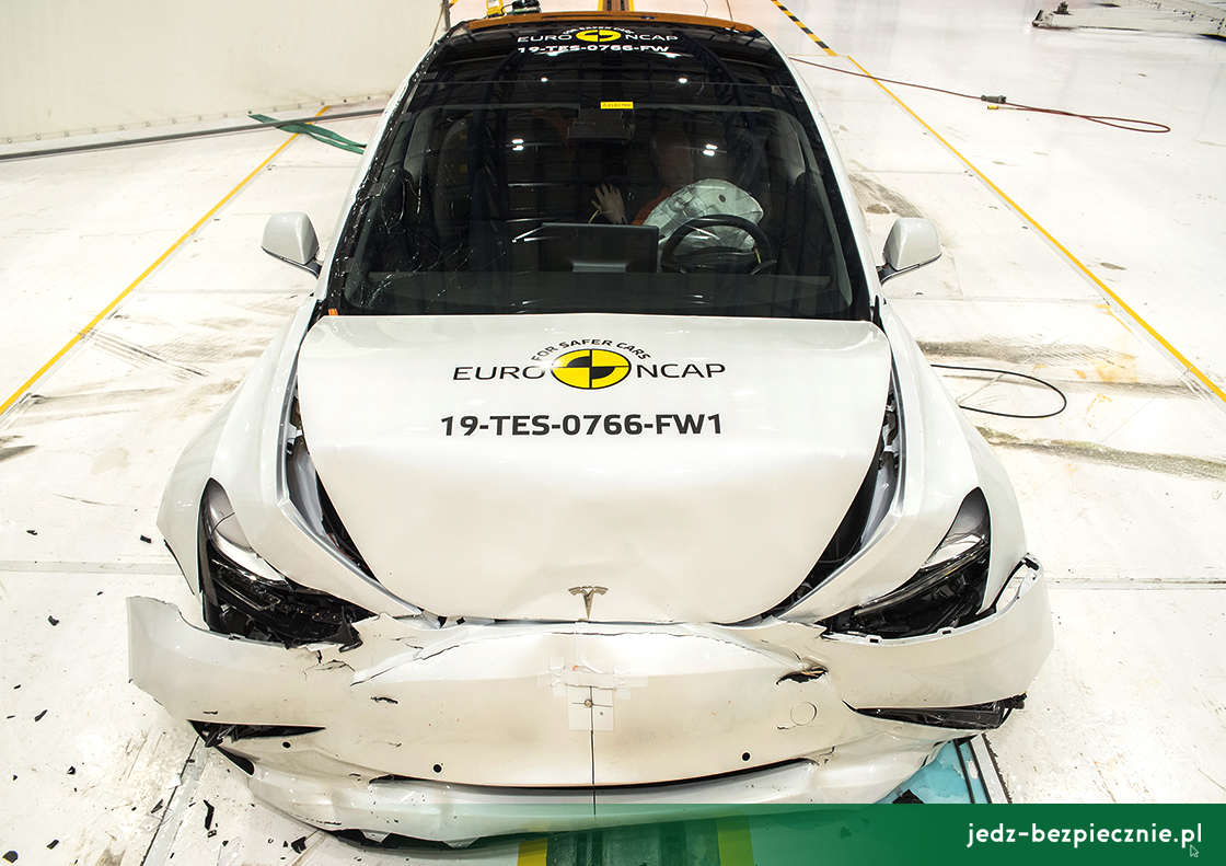 Testy zderzeniowe Euro NCAP - Tesla Model 3 - uderzenie w przeszkodę stałą