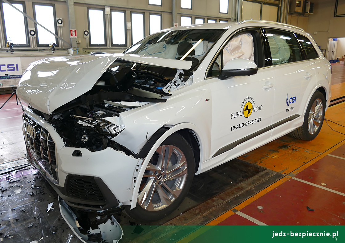 Testy zderzeniowe Euro NCAP - Audi Q7 - uderzenie w przeszkod sta