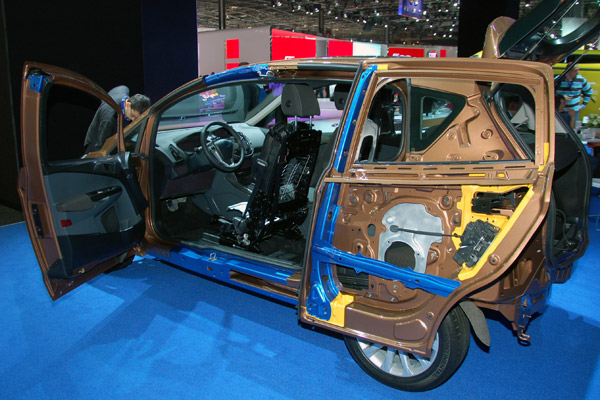 SALON SAMOCHODOWY PARYŻ 2012 - Ford - przekrój B-Max, brak środkowego słupka