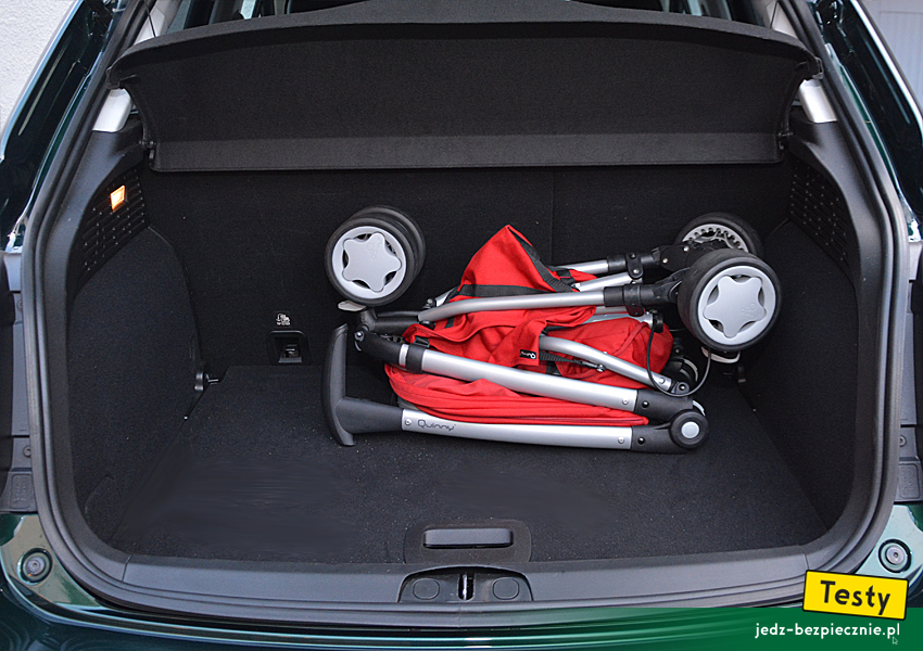 Testy - Fiat 500X - próby z pakowaniem do bagażnika kompletnego wózka spacerówki Quinny