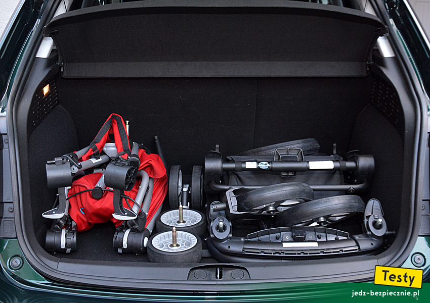 Testy - Fiat 500X - próby z pakowaniem do bagażnika dwóch wózków dziecięcych