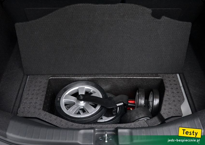 Testy - Honda Jazz III - wykorzystanie dodatkowego schowka bagażnika do przewiezienia zdjętych kół z wózków dziecięcych