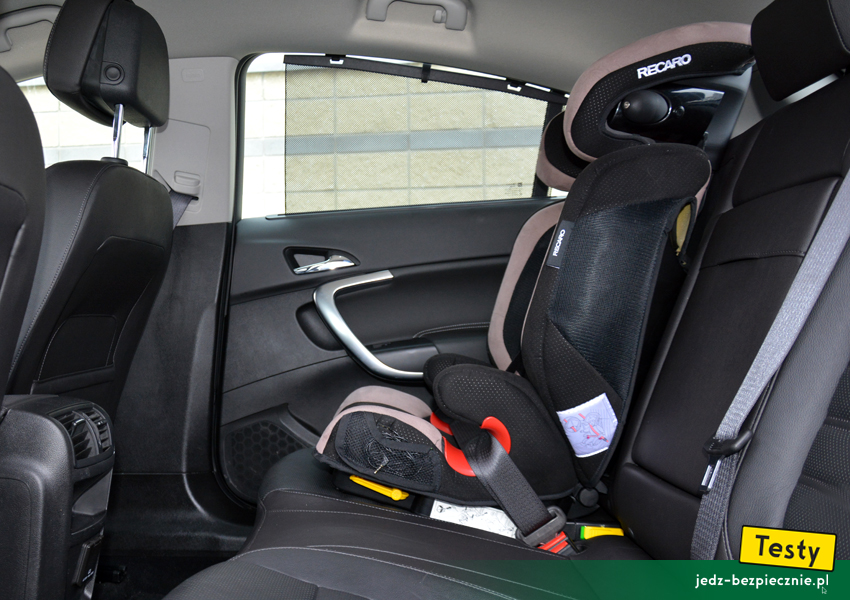 TESTY | Opel Insignia A liftback | próba z fotelikiem dziecięcym Recaro Monza Nova 2 Seatfix, przodem do kierunku jazdy, skrajne miejsce na kanapie