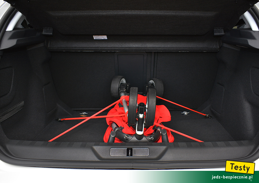 TESTY | Dziecko w Peugeot 308 II hatchback - bagażnik, pojemność, wózek dziecięcy, spacerówka, haczyki, linki, zabezpieczenie
