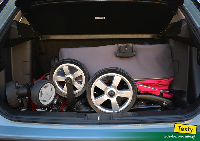TESTY - próba z zapakowaniem dwóch wózków dziecięcych na górnym poziomie podłogi bagażnika Suzuki Vitara