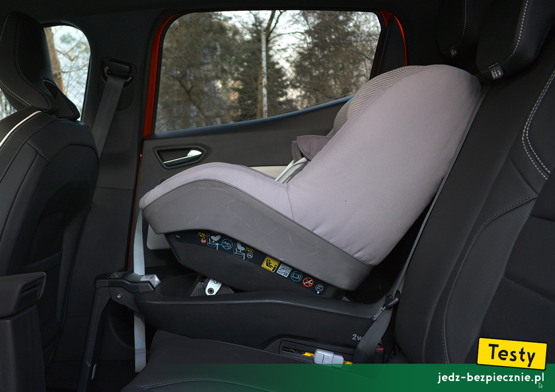 Testy - Renault Clio V hatchback - próba z fotelikiem dziecięcym Maxi-Cosi, przodem do kierunku jazdy, kanapa