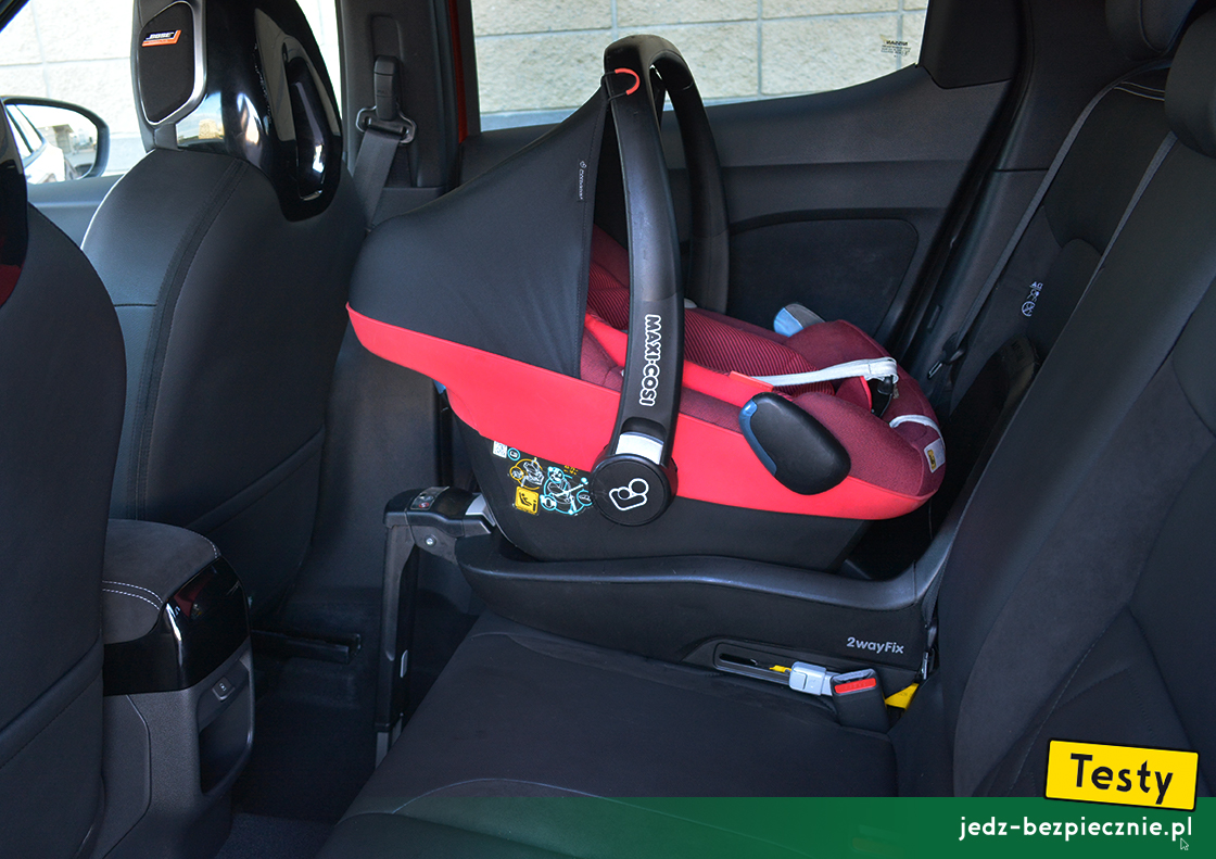 Testy - Nissan Juke - próba z fotelikiem dziecięcym Maxi-Cosi + baza Isofix, tyłem do kierunku jazdy, kanapa