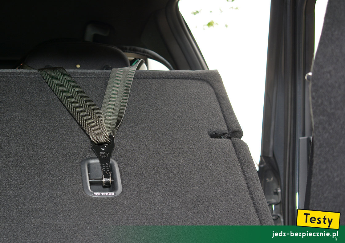 Testy - Kia Ceed III hatchback - próba zapięcia pasa top-tether fotelika dziecięcego