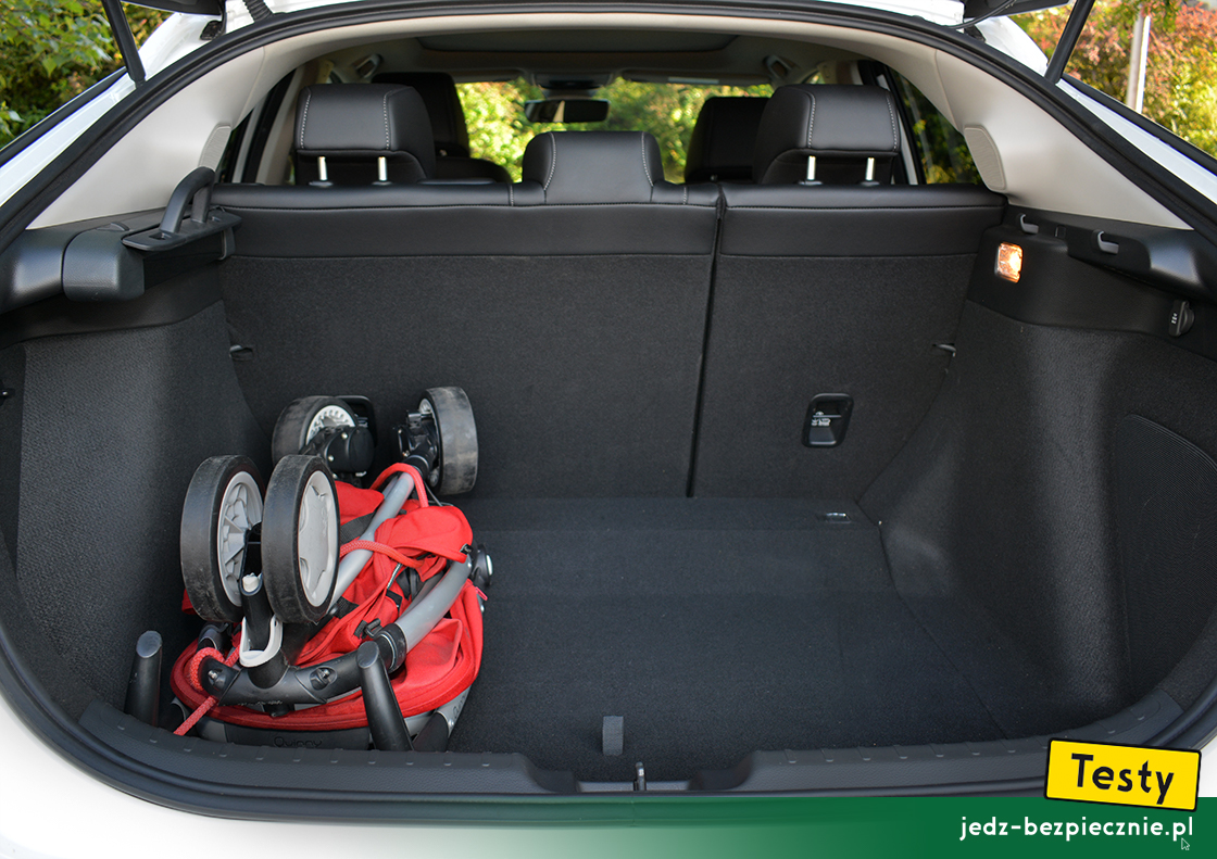Testy - Honda Civic XI e:HEV - próba spakowania do bagażnika wózka dziecięcego Quinny