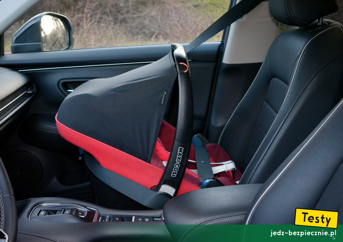 Testy - Honda ZR-V e:HEV - fotelik dziecięcy na miejscu pasażera, pas bezpieczeństwa, tyłem do kierunku jazdy