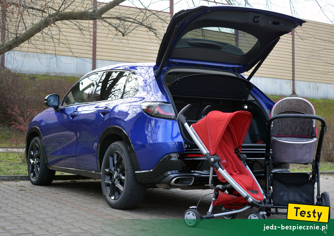 Testy - Honda ZR-V e:HEV - próby z pakowaniem wózków dziecięcych do bagażnika, wersja wyposażenia Sport