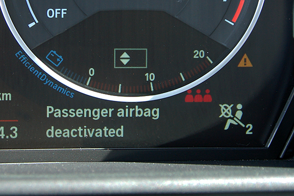 TESTY | BMW serii 1 F20 | Wyposażenie samochodu - potwierdzenie dezaktywacji poduszki powietrznej pasażera