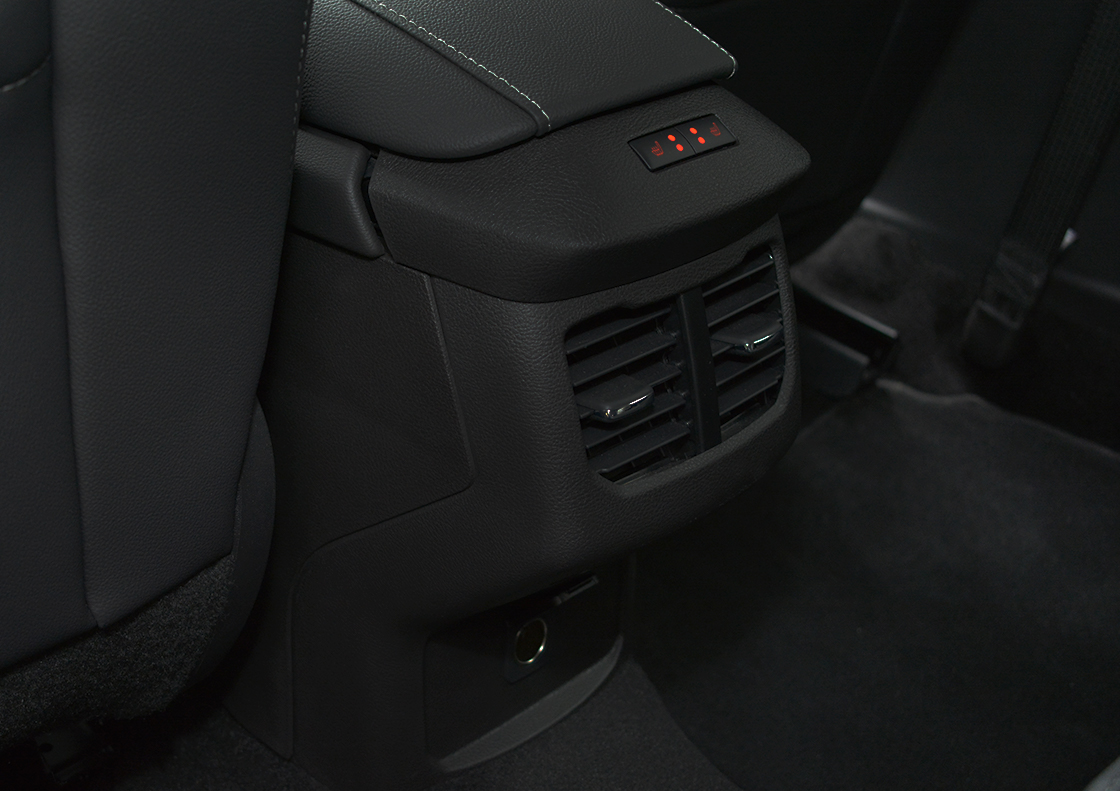 Testy - Ford Mondeo V facelifting kombi Hybrid - nawiewy klimatyzacji, ogrzewanie siedzeń kanapy, zasilanie multimediów