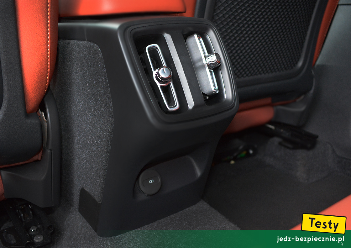 Testy - Volvo XC40 AWD - nawiewy klimatyzacji dla osób podróżujących na kanapie + podłączenie zasilania USB