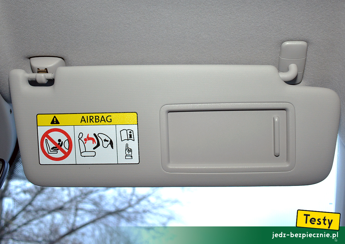 Testy - Skoda Fabia IV hatchback - ostrzeżenie na osłonie przeciwsłonecznej pasażera