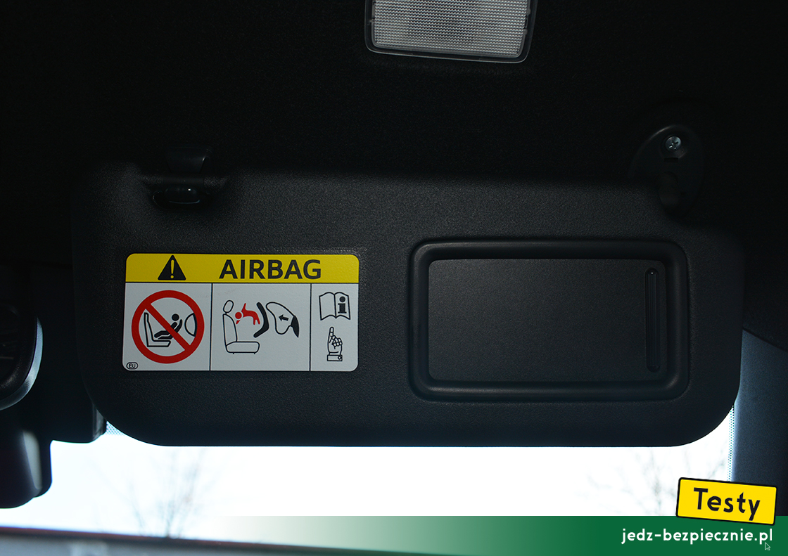 Testy - Toyota Yaris Cross - ostrzeżenie na osłonie przeciwsłonecznej pasażera