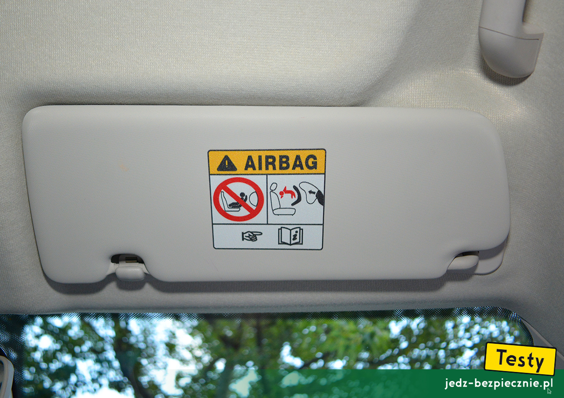 Testy - Dacia Jogger 5-osobowa - ostrzeżenie na osłonie przeciwsłonecznej pasażera, fotelik tyłem do kierunku jazdy