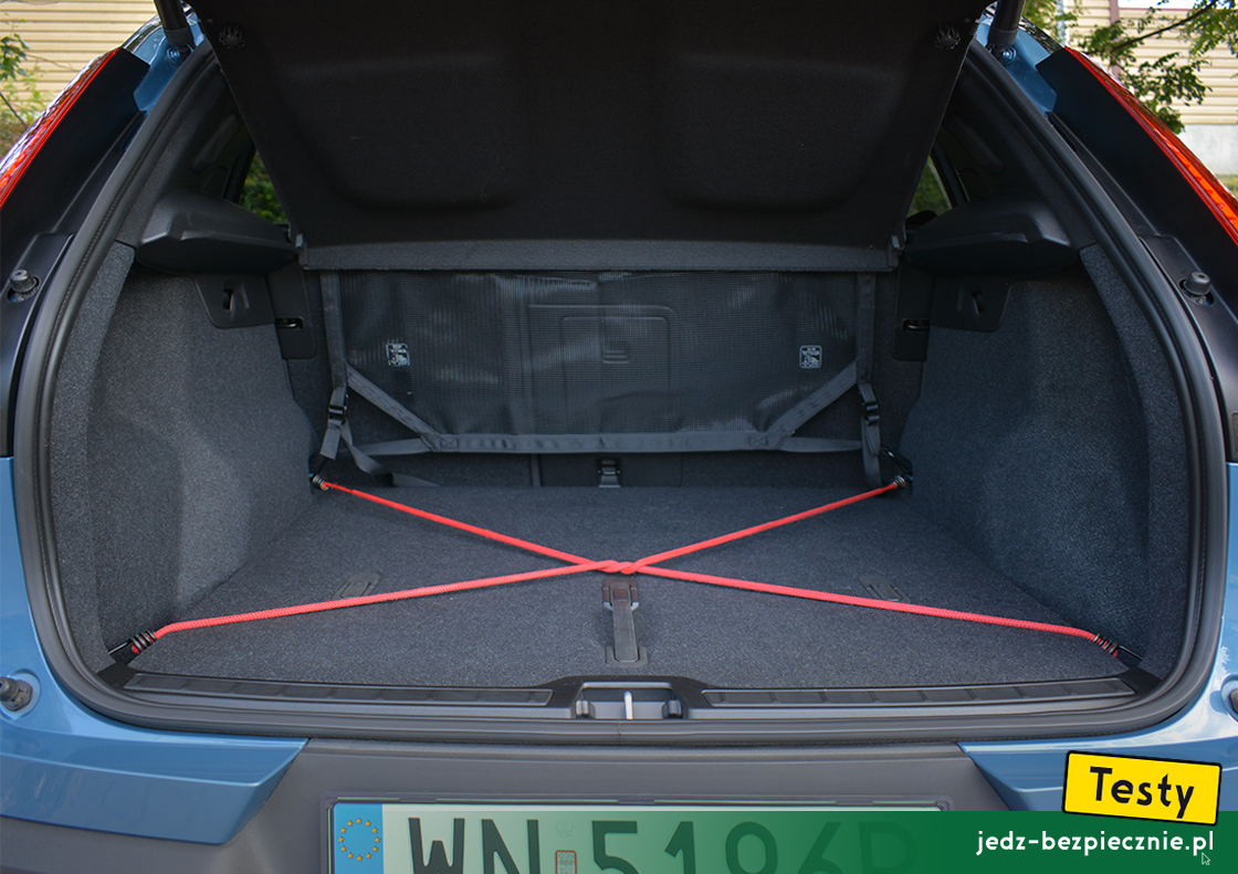 Testy - Volvo XC40 Recharge - siatka i linki w bagażniku