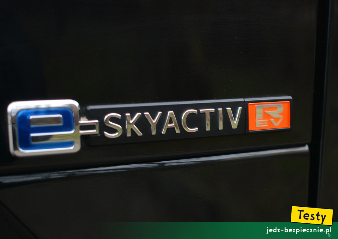 TESTY | Mazda MX-30 e-Skyactiv R-EV, znaczek na klapie samochodu
