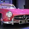 Mercedes 300 SL trafił na rynek w 1954 roku. Dzięki unoszonym do góry drzwiom, które przypominały skrzydła ptaka zyskał nazwę "Gullwing" (skrzydło mewy). Na wystawę trafił model z pierwszego roku produkcji oznaczony numerem 99 w kolorze "strawberry red", który jest własnością kolekcjonera z Polski. 