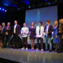 Wszyscy laureaci konkursu Zoom-Zoom Mazda Design, członkowie jury oraz przedstawiciele Mazdy Polska na scenie. 