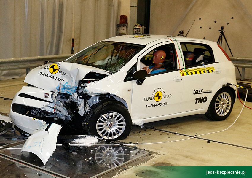 Testy zderzeniowe Euro NCAP Fiat Punto po uderzeniu czoďż˝owym w przeszkodďż˝ odksztaďż˝calnďż˝