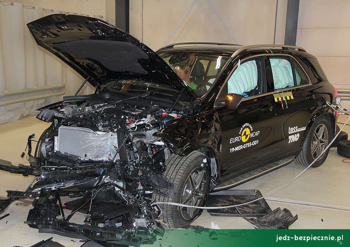 Testy zderzeniowe Euro NCAP - Mercedes Klasa GLE - uderzenie w przeszkodę stałą
