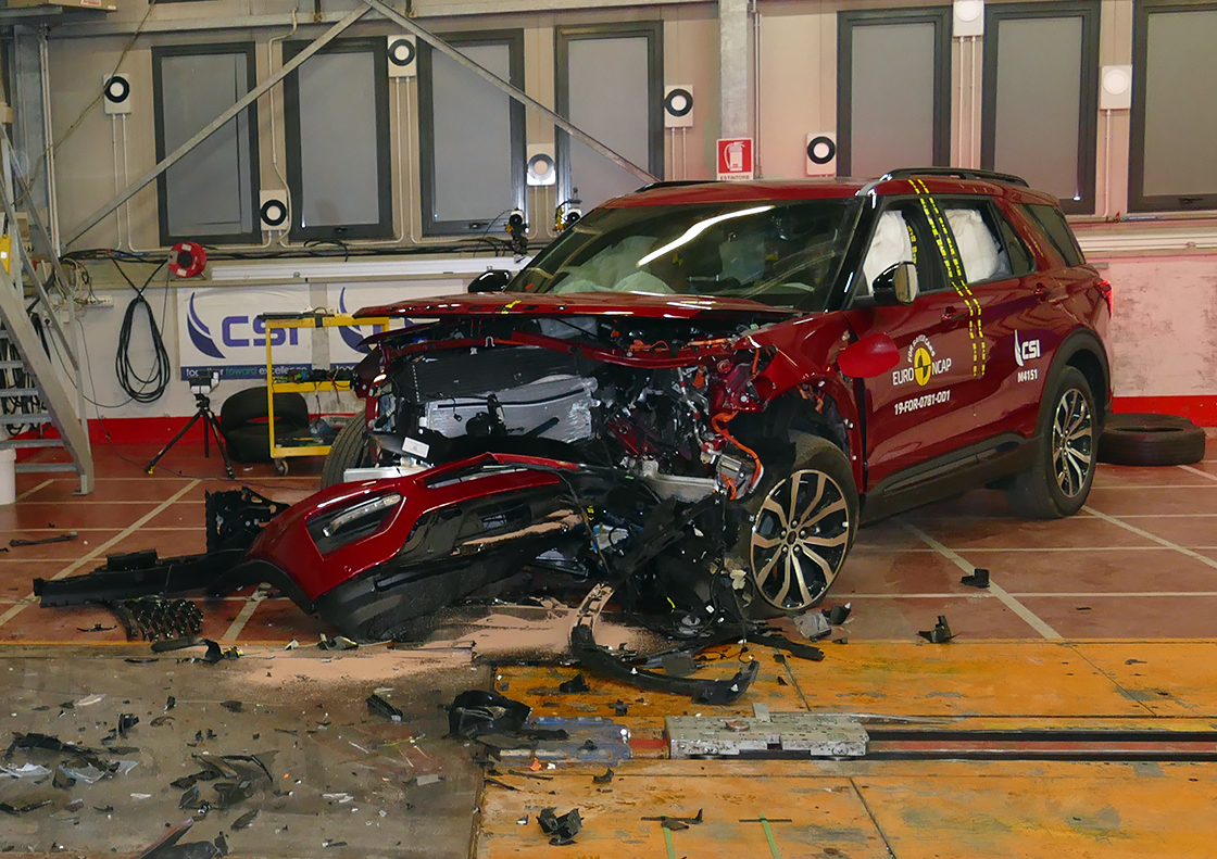 Testy zderzeniowe Euro NCAP - Ford Explorer Plug-In Hybrid - uderzenie w przeszkodę stałą