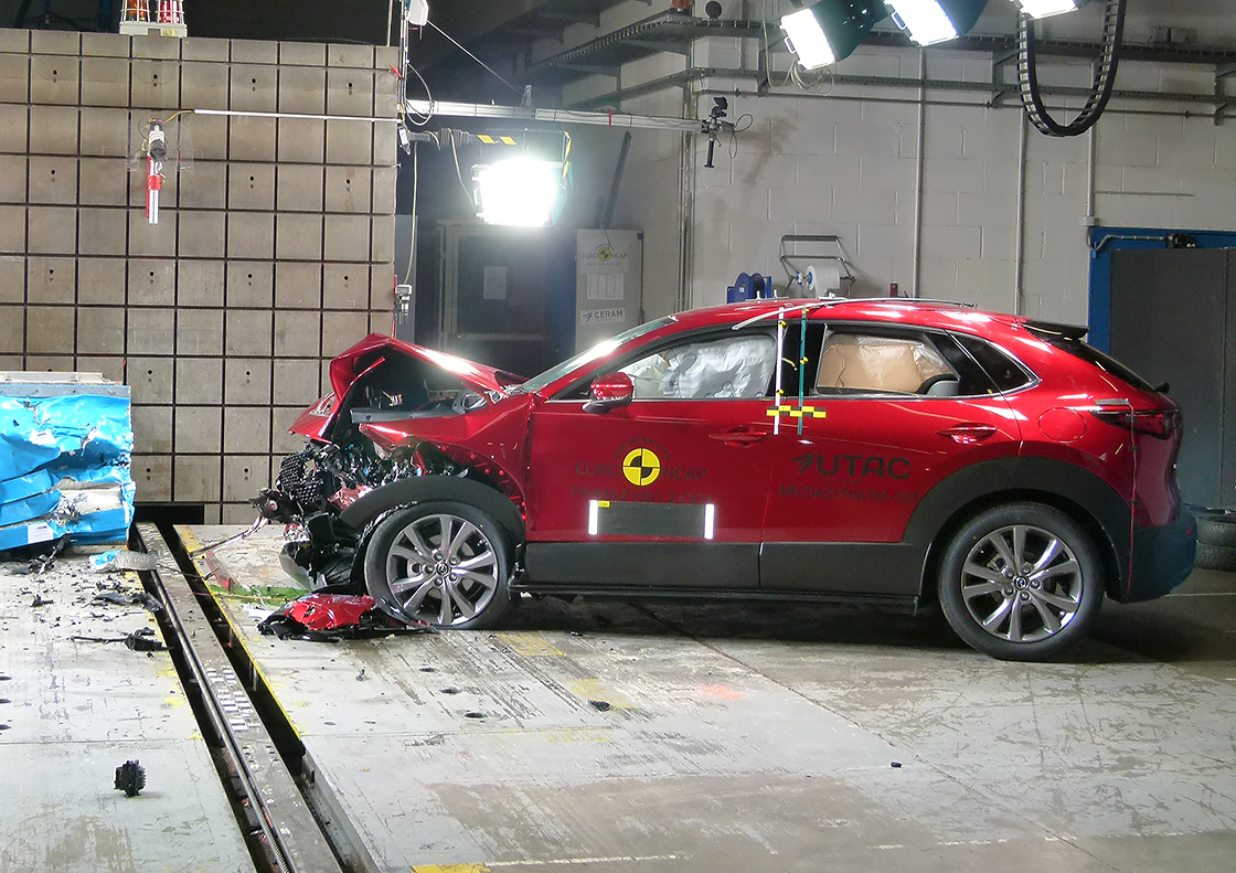 Testy zderzeniowe Euro NCAP - Mazda CX-30 - uderzenie w przeszkodę stałą