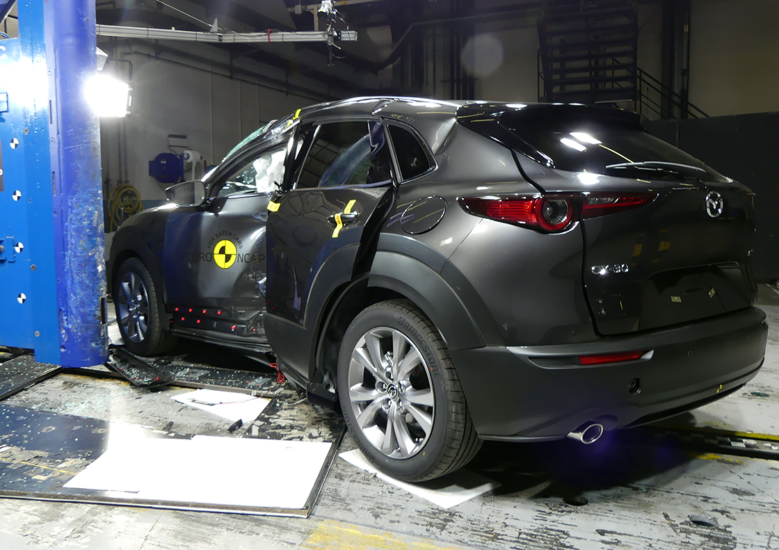 Testy zderzeniowe Euro NCAP - Mazda CX-30 - uderzenie w słup