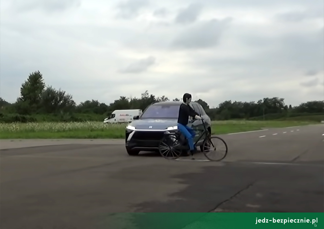 TESTY ZDERZENIOWE EURO NCAP | NIO ES8 - próba z przejazdem rowerzysty przed maską elektrycznego SUV-a