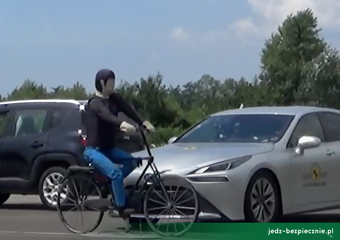 TESTY ZDERZENIOWE EURO NCAP | Toyota Mirai - potrącenie rowerzysty wyjeżdżającego zza przeszkody