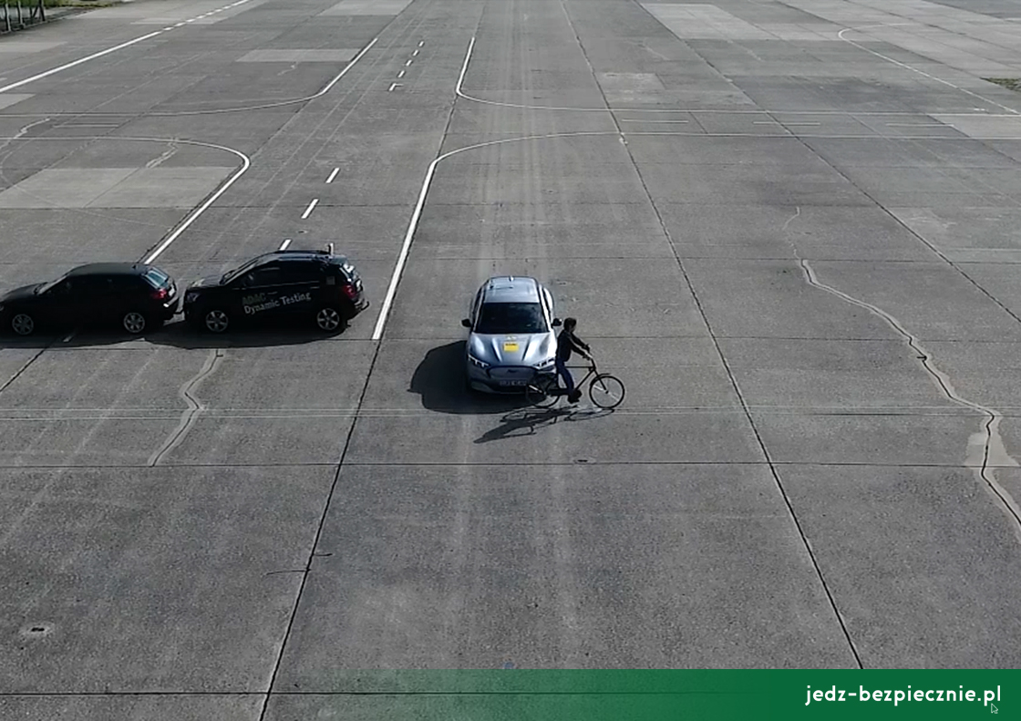 TESTY ZDERZENIOWE EURO NCAP | Ford Mustang Mach-E - próba przejazdu rowerzysty przed maską samochodu