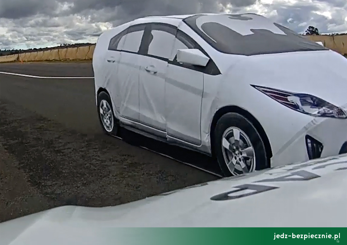 TESTY ZDERZENIOWE EURO NCAP | Toyota Yaris Cross - próba działania systemu autonomicznego hamowania awaryjnego przed przeszkodą podczas skrętu w lewo