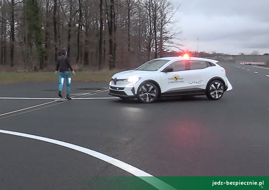 TESTY ZDERZENIOWE EURO NCAP | Renault Megane E-Tech EV - ocena działania systemu automatycznego hamowania przed przeszkodą podczas skrętu w lewo z przecięciem przejścia dla pieszych