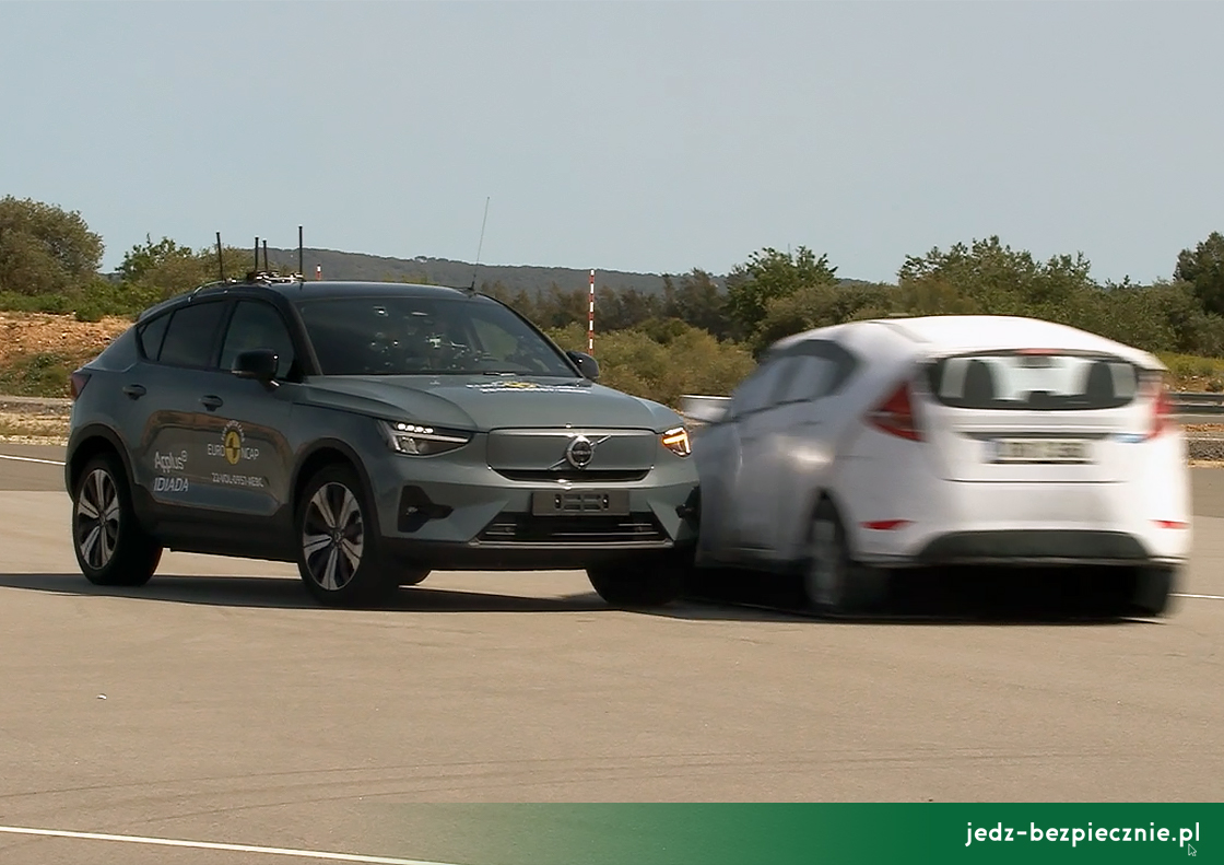 TESTY ZDERZENIOWE EURO NCAP | Volvo C40 Recharge - ocena działania systemu autonomicznego hamowania awaryjnego przed przeszkodą w trakcie skrętu w lewo
