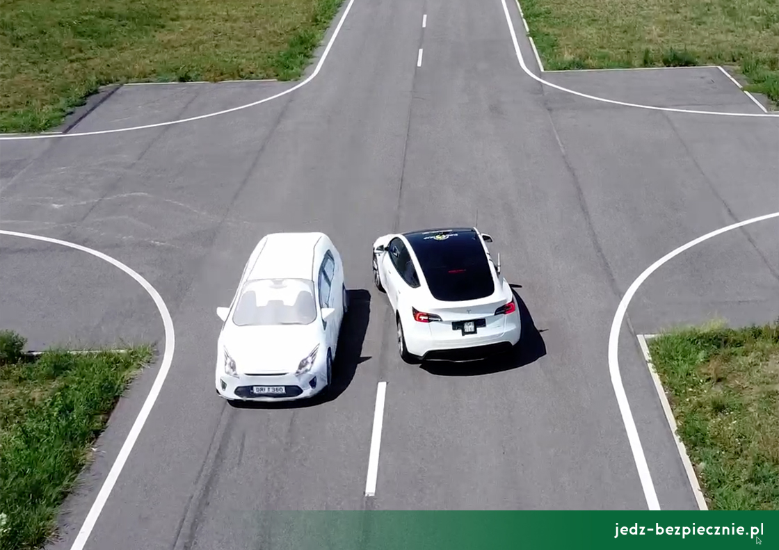TESTY ZDERZENIOWE EURO NCAP | Tesla Model Y - ocena działania autonomicznego systemu hamowania awaryjnego podczas skrętu w lewo przed nadjeżdżającym z przeciwka samochodem