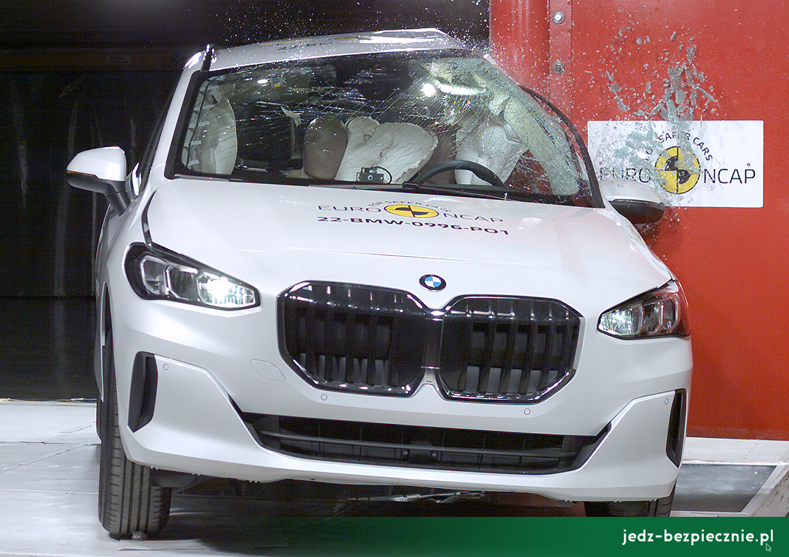 TESTY ZDERZENIOWE EURO NCAP | BMW 2 Active Tourer - próba uderzenia w drzewo