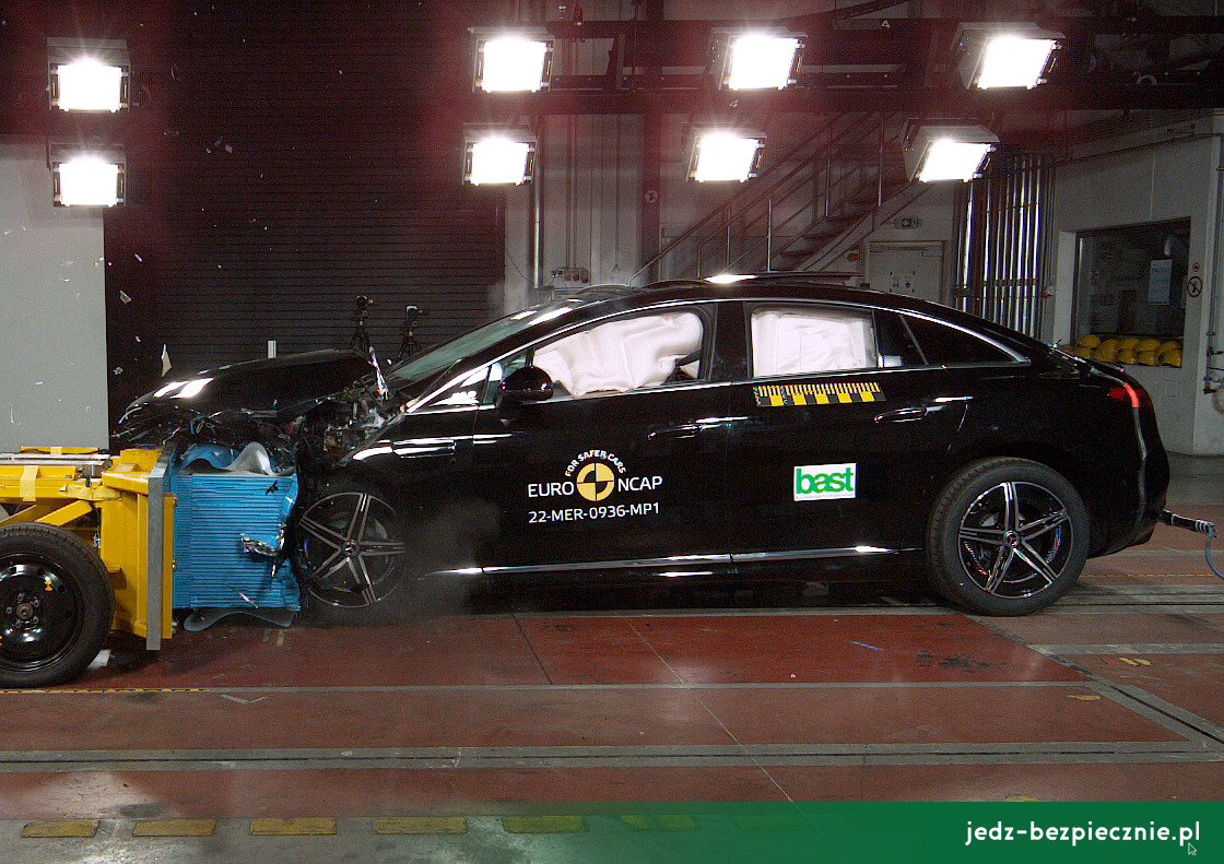 TESTY ZDERZENIOWE EURO NCAP | Mercedes EQE - próba zderzenia czołowego w przeszkodę mobilną