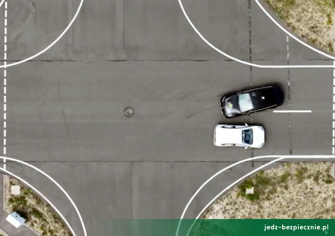 TESTY ZDERZENIOWE EURO NCAP | Mercedes EQE - ocena efektywności działania autonomicznego systemu hamowania awaryjnego przed przeszkodą podczas skrętu w lewo