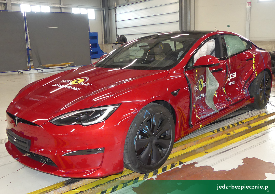 TESTY ZDERZENIOWE EURO NCAP | Tesla Model S - próba uderzenia w bok auta