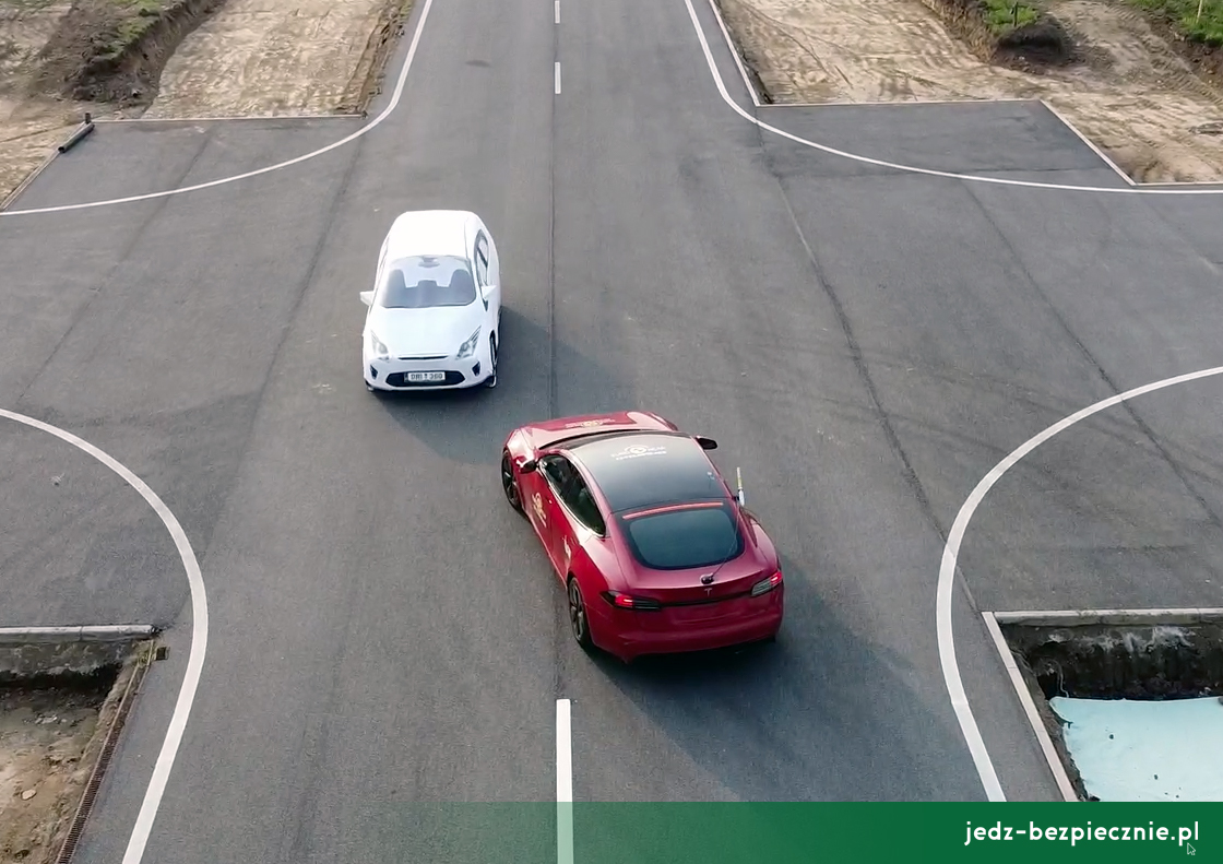 TESTY ZDERZENIOWE EURO NCAP | Tesla Model S - ocena skuteczności działania systemu autonomicznego hamowania awaryjnego przed przeszkodą z asystentem skrętu na skrzyżowaniu w lewo
