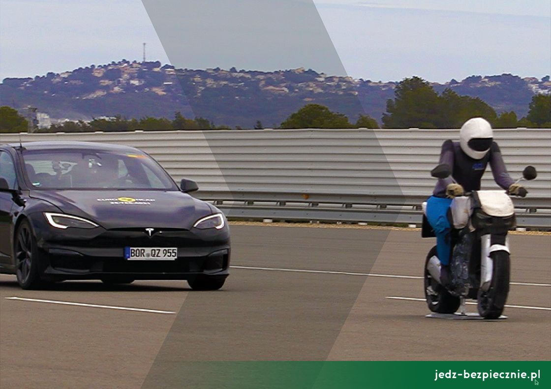 Tesla model 3 - system autonomicznego hamowania awaryjnego, który zapobiega kolizji z motocyklistą