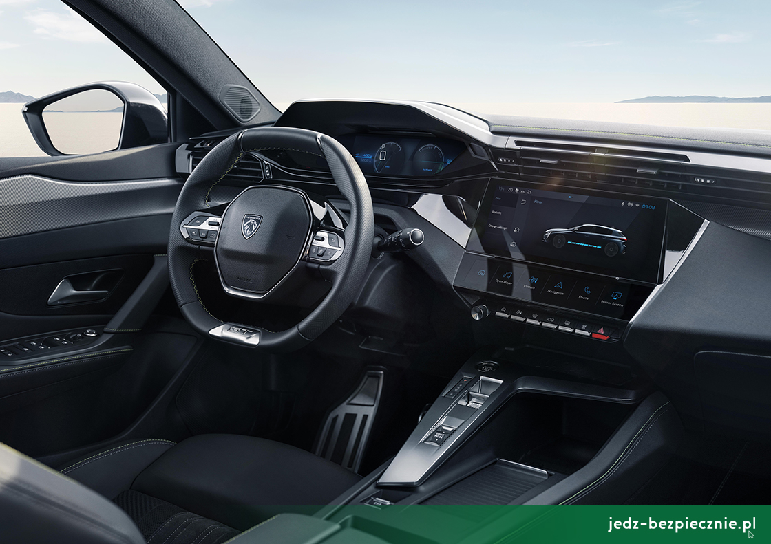 Salon samochodowy - Peugeot e-308 - kokpit z ekranem z danymi przepływu energii