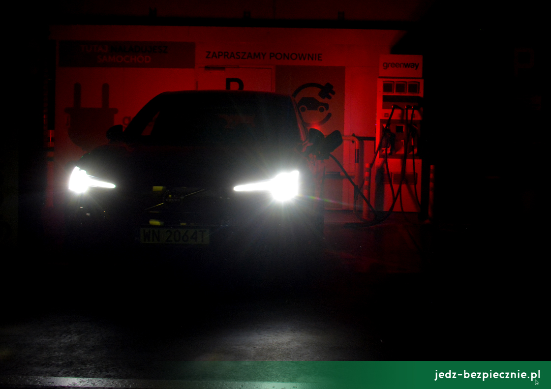 KARTKA Z PODRÓŹY | ciemność przy ładowarce Greenway na parkingu CH Gemini w Tarnowie