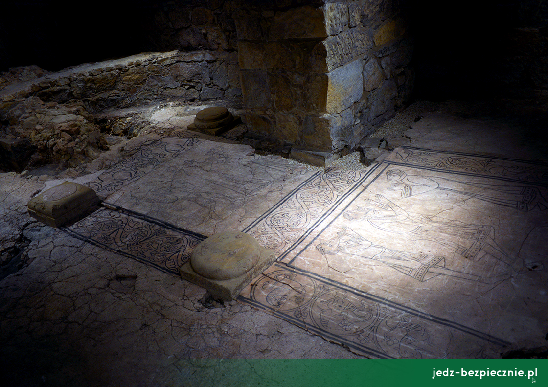 KARTKA Z PODRÓŹY | Wiślica, Muzeum Archeologiczne i Bazylika Kolegiacka Narodzenia Najświętszej Marii Panny - płyta ornatów, woj. świętokrzyskie