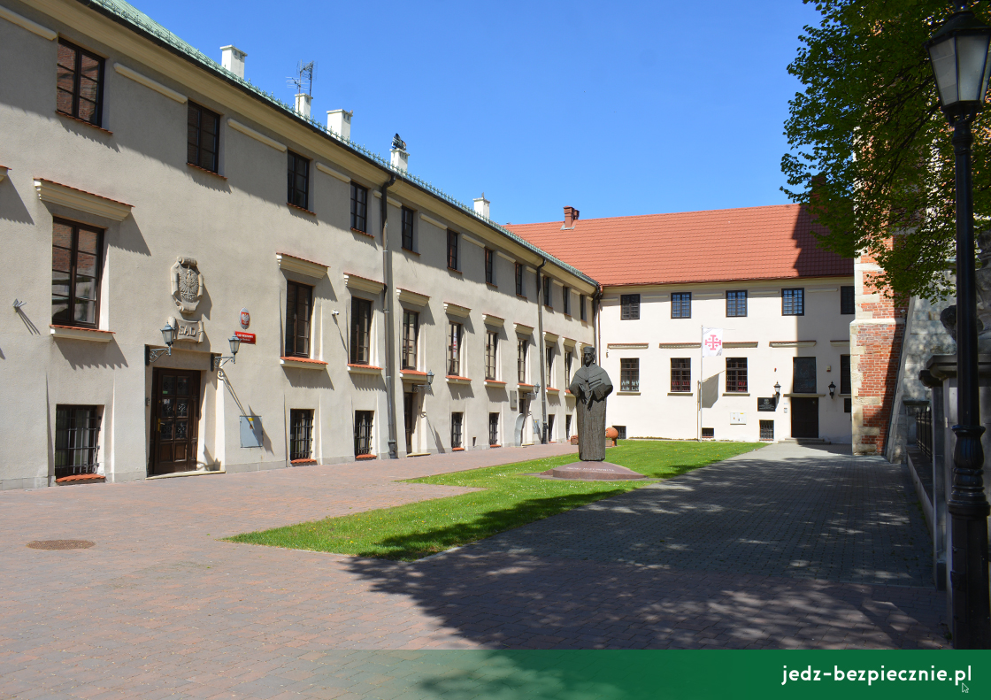 KARTKA Z PODRÓŹY | Miechów, Galeria u Jaksy i pomnik Macieja Miechowity