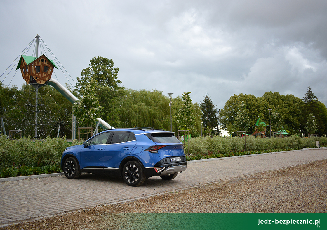KARTKA Z PODRÓŹY | Góra Kalwaria - park zabaw dla dzieci w dawnych koszarach wojskowych, Kia Sportage