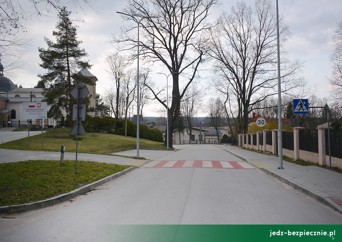 KARTKA Z PODRÓŹY | Suchedniów - uszkodzony znak drogowy, ograniczenie prędkości do 30 km/h | Jedź Bezpiecznie